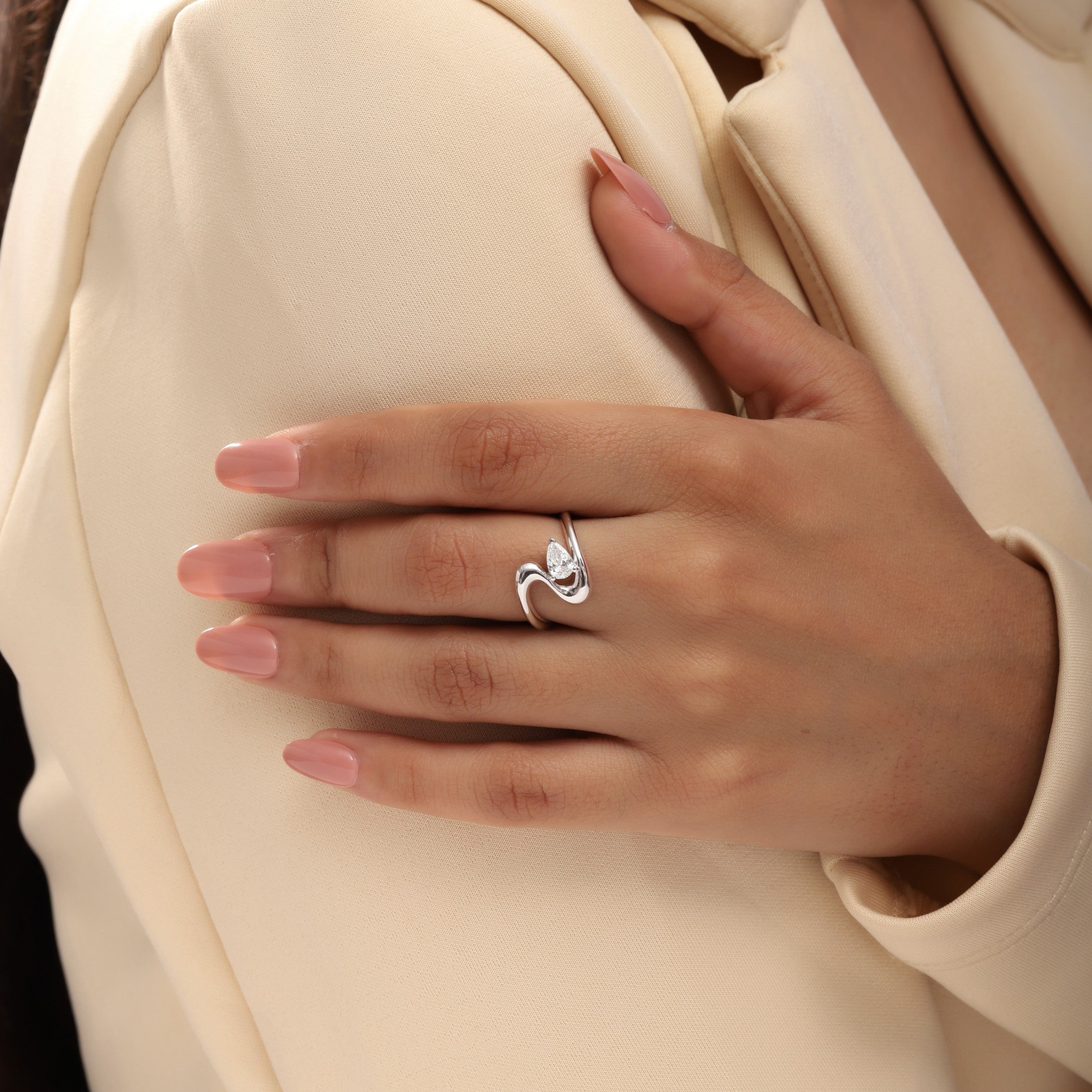 Flowing Diamond Leher Ring